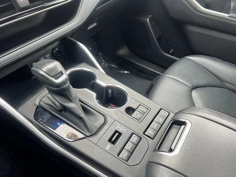 Used 2022 Toyota Highlander XLE image 21