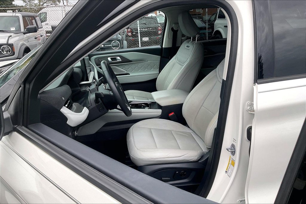 Used 2025 Ford Explorer Platinum w/ Ultimate Package AWD/4WD image 24