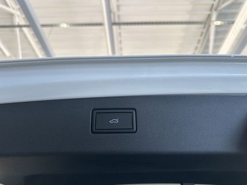 New 2026 Volkswagen Tiguan SE R-Line AWD/4WD image 23
