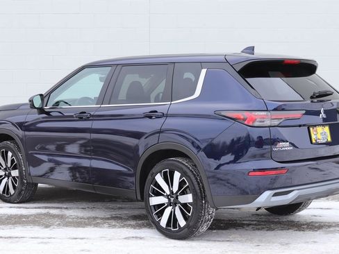 Used 2025 Mitsubishi Outlander SE image 3