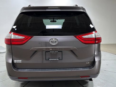 Used 2016 Toyota Sienna LE image 4