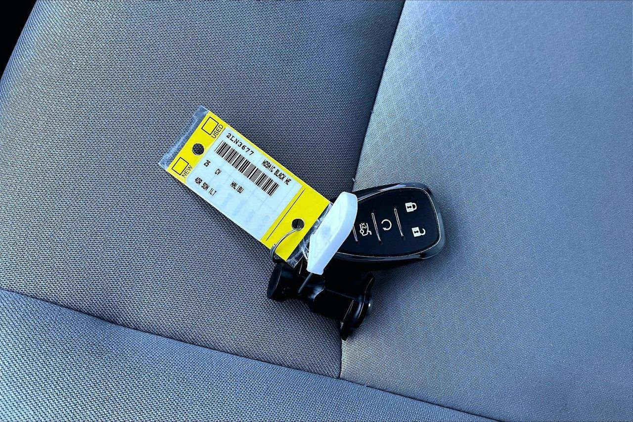 Used 2025 Chevrolet Malibu LT FWD image 30