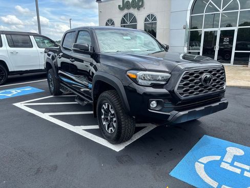 Used 2022 Toyota Tacoma TRD Off-Road w/ Technology Package AWD/4WD image 3