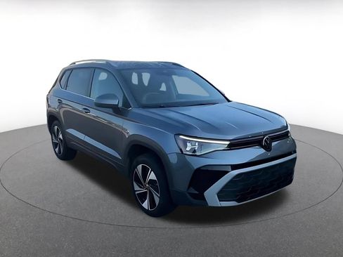 Used 2026 Volkswagen Taos SE AWD/4WD image 3