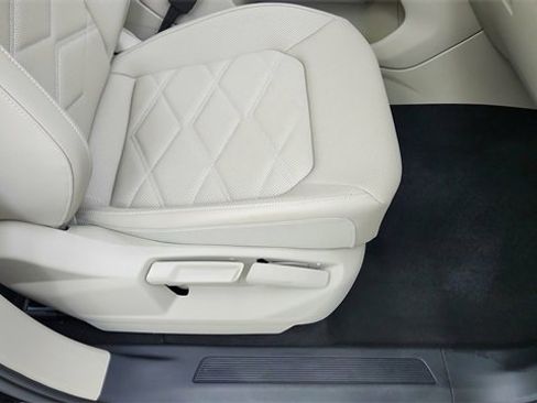 Used 2025 Volkswagen Atlas SE image 22