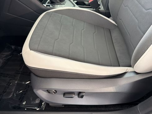 New 2026 Volkswagen Taos SE FWD image 15