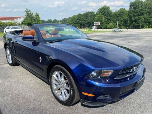 Used 2010 Ford Mustang Convertible RWD image 7