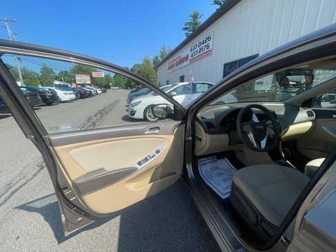 Used 2012 Hyundai Accent GLS FWD image 10