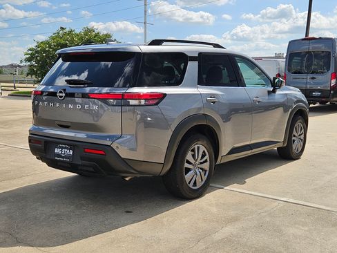 Used 2025 Nissan Pathfinder SV FWD image 3