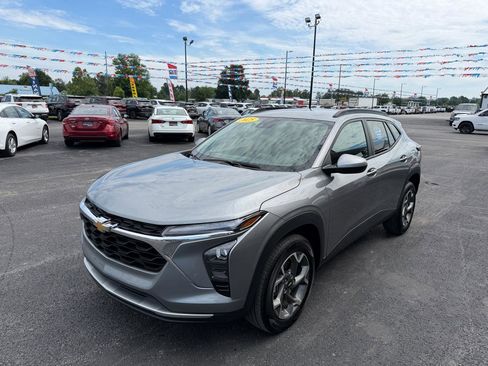 Used 2025 Chevrolet Trax LT FWD image 9