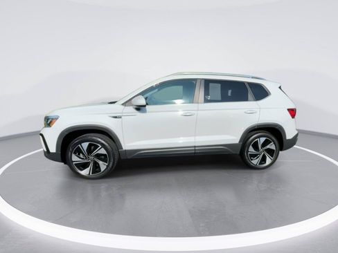 Used 2023 Volkswagen Taos SE w/ Panoramic Sunroof Package AWD/4WD image 5