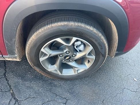 Used 2024 Chevrolet Trax LT w/ LT Convenience Package image 2