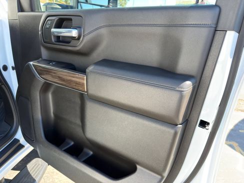 Used 2022 Chevrolet Silverado 2500 LT w/ Convenience Package image 11