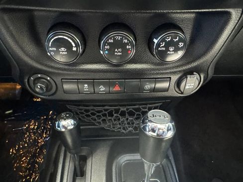Used 2016 Jeep Wrangler Unlimited Rubicon w/ Connectivity Group AWD/4WD image 21