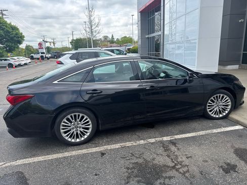 Used 2022 Toyota Avalon Limited w/ Advanced Safety Package FWD image 4