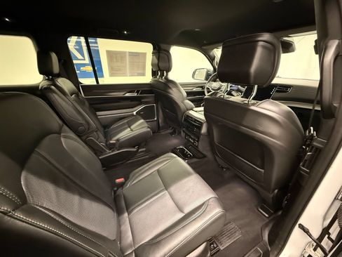 Used 2024 Jeep Wagoneer Series III AWD/4WD image 6