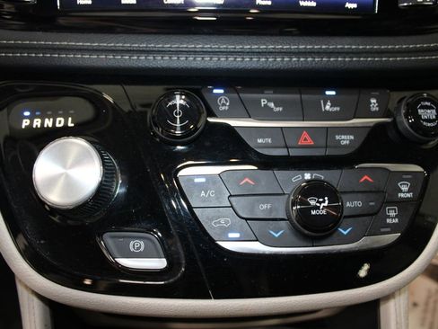 Used 2023 Chrysler Pacifica Limited FWD image 30