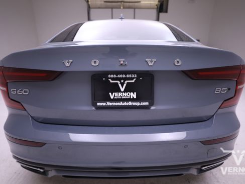 Used 2022 Volvo S60 B5 Momentum image 3