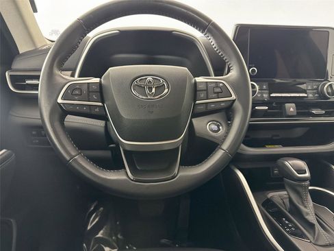 Certified 2023 Toyota Highlander XLE image 34