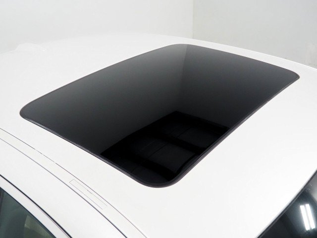 Used 2023 BMW i4 eDrive40 RWD image 4