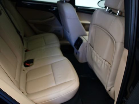 Certified 2023 Porsche Macan AWD/4WD image 28