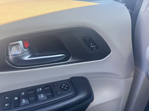 Used 2021 Chrysler Pacifica Touring-L image 31