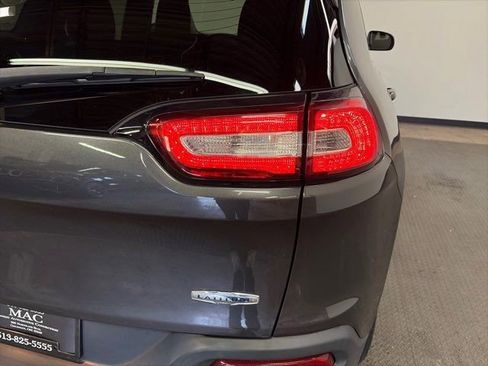 Used 2016 Jeep Cherokee Latitude w/ Cold Weather Group image 9