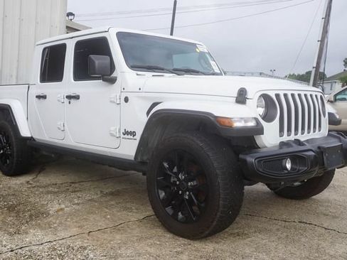 Used 2025 Jeep Gladiator Sport AWD/4WD image 2