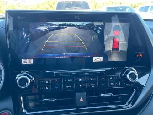 Used 2022 Toyota Highlander Limited image 19
