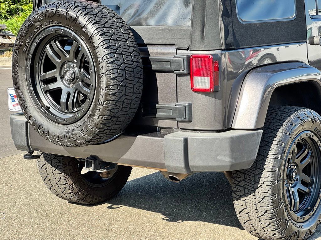 Used 2017 Jeep Wrangler Unlimited Sahara w/ Connectivity Group AWD/4WD image 35