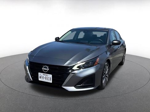 Used 2025 Nissan Altima 2.5 SV FWD image 7