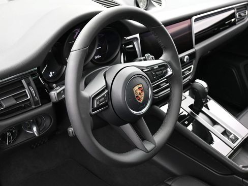 Certified 2026 Porsche Macan AWD/4WD image 17