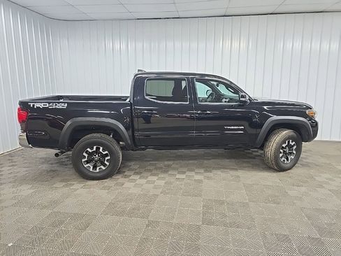 Used 2019 Toyota Tacoma TRD Off-Road image 2