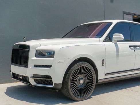 Used 2023 Rolls-Royce Cullinan Black Badge w/ Dark Exterior Package AWD/4WD image 18