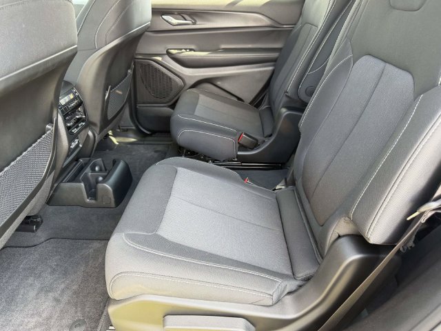 Used 2025 Jeep Grand Cherokee L Laredo w/ Luxury Tech Group I RWD image 20