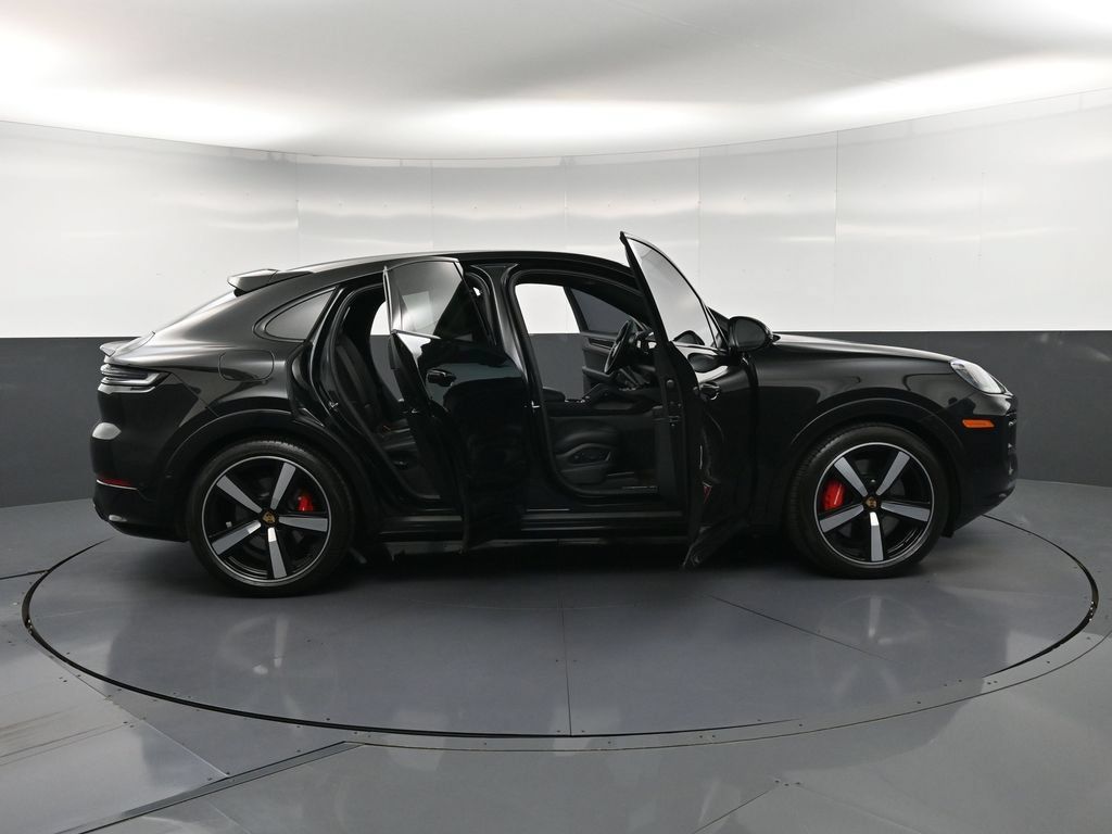 Certified 2025 Porsche Cayenne GTS AWD/4WD image 37