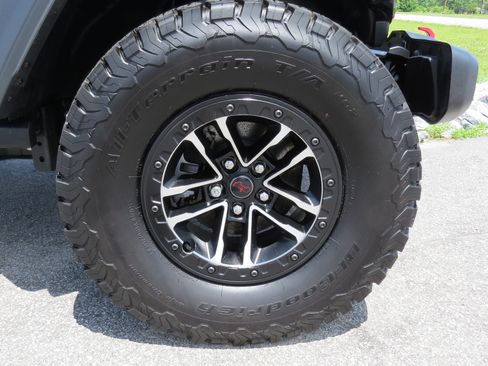 Used 2024 Jeep Wrangler Unlimited Rubicon w/ XTREMEE 35" Tire Package AWD/4WD image 9