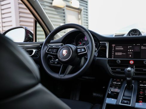 Certified 2025 Porsche Macan image 25