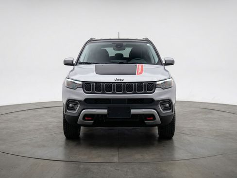 Used 2025 Jeep Compass Trailhawk AWD/4WD image 2