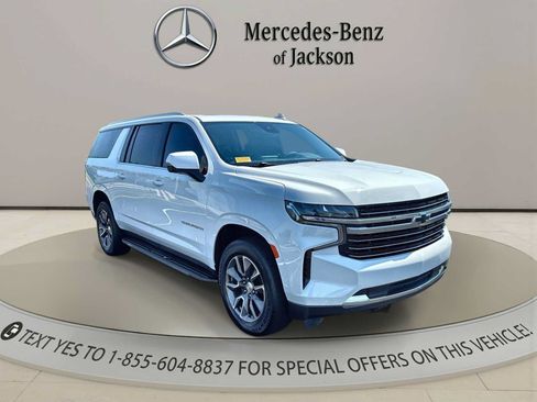 Used 2023 Chevrolet Suburban LT w/ Luxury Package RWD image 2