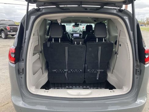 Used 2023 Chrysler Pacifica Touring-L FWD image 13