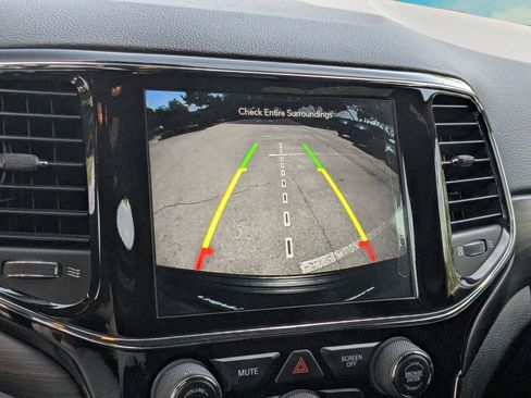 Used 2022 Jeep Grand Cherokee Laredo X image 12