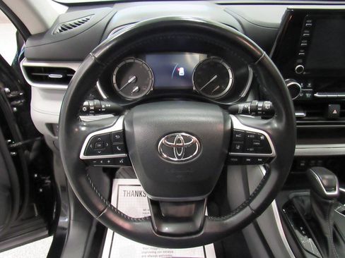 Used 2022 Toyota Highlander XLE AWD/4WD image 33