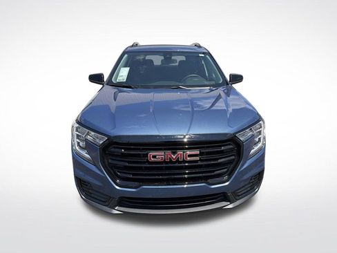 Used 2024 GMC Terrain SLE w/ Driver Convenience Package FWD image 2