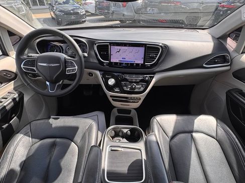 Used 2022 Chrysler Pacifica Touring-L FWD image 17