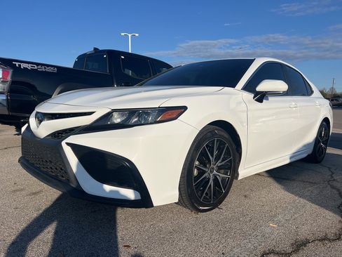 Used 2022 Toyota Camry SE image 1