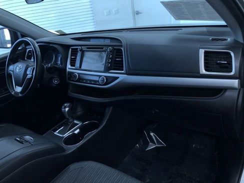 Used 2019 Toyota Highlander Plus w/ Phone Cable & Charge Package image 26