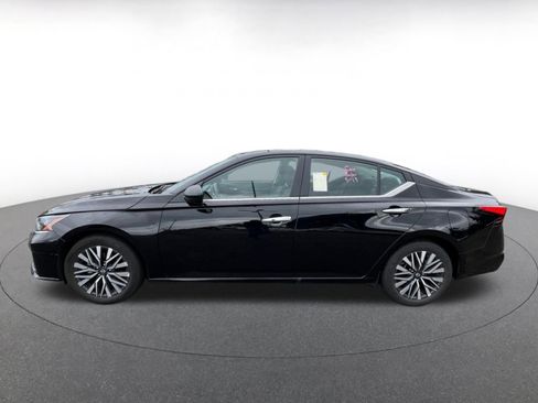 Used 2025 Nissan Altima 2.5 SV FWD image 8