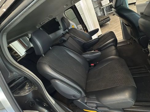 Used 2014 Toyota Sienna SE FWD image 19