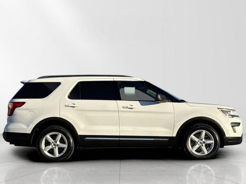 Used 2019 Ford Explorer XLT image 2